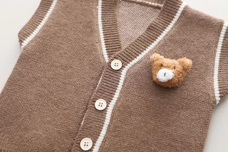 Set copii din 3 piese.Pantaloni cargo, camasa in carouri si vesta cu brosa ursulet. Set copii din 3 piese.Pantaloni cargo, camasa in carouri si vesta cu brosa ursulet.