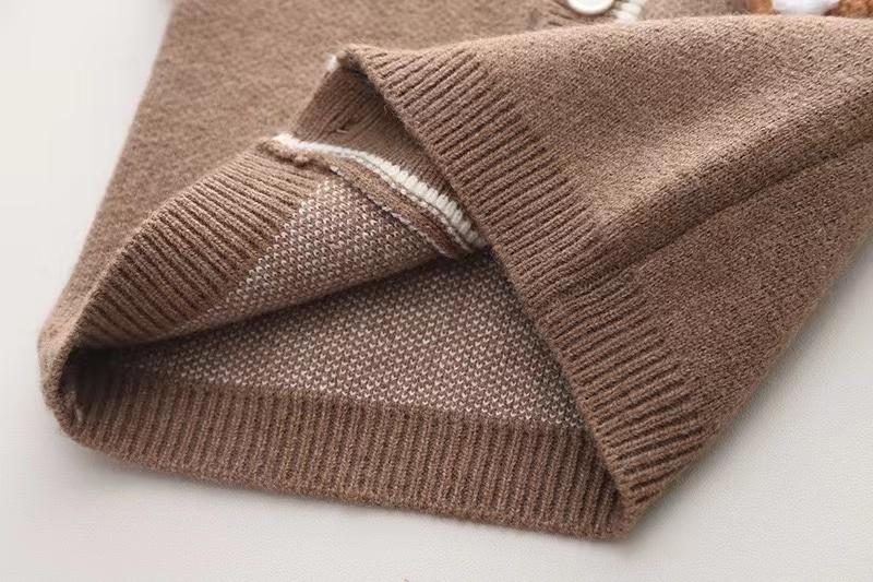 Set copii din 3 piese.Pantaloni cargo, camasa in carouri si vesta cu brosa ursulet. Set copii din 3 piese.Pantaloni cargo, camasa in carouri si vesta cu brosa ursulet.