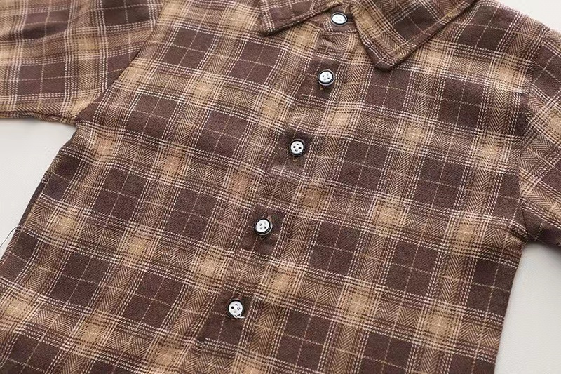 Set copii din 3 piese.Pantaloni cargo, camasa in carouri si vesta cu brosa ursulet. Set copii din 3 piese.Pantaloni cargo, camasa in carouri si vesta cu brosa ursulet.