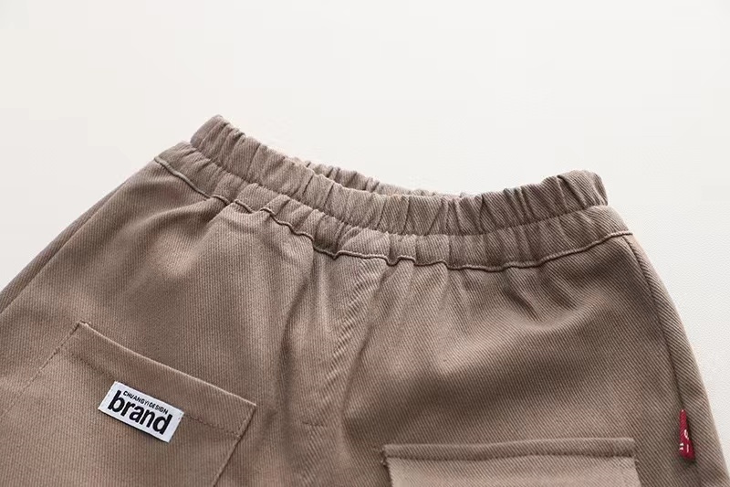 Set copii din 3 piese.Pantaloni cargo, camasa in carouri si vesta cu brosa ursulet. Set copii din 3 piese.Pantaloni cargo, camasa in carouri si vesta cu brosa ursulet.