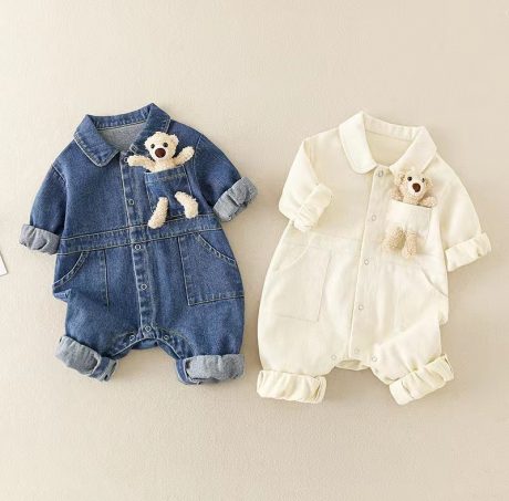 2 salopete (alb si albastru) din denim pentru copii cu ursulet in buzunar.